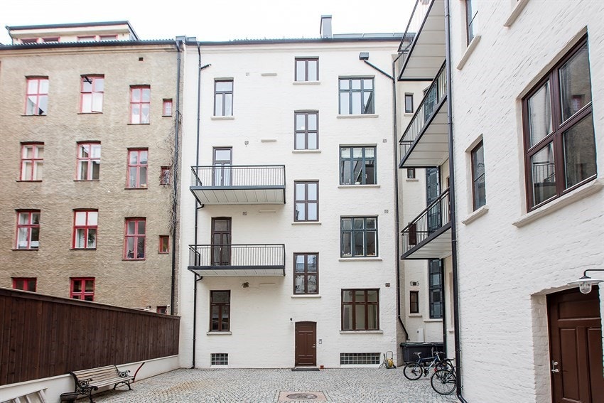 Brosteinbelagt bakgård. Galleribilde