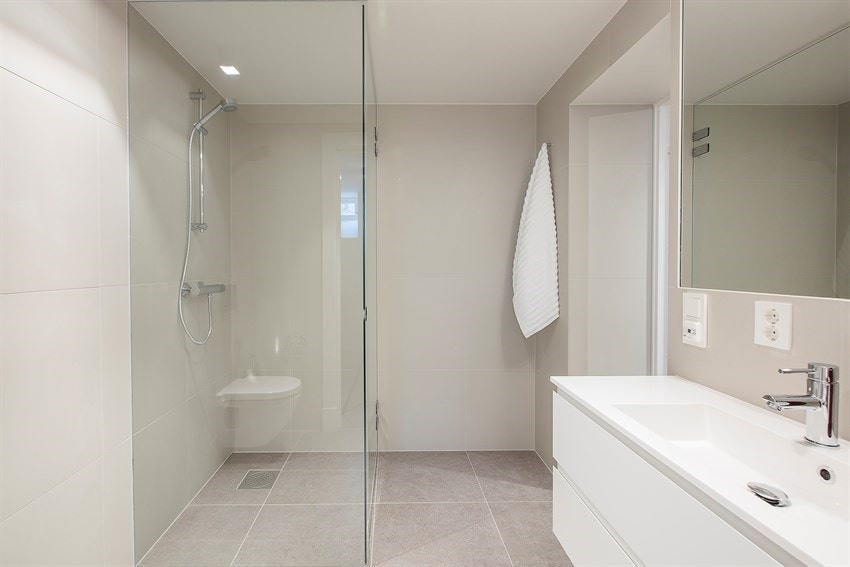 Baderomsinnredning levert av Bergersen Flis AS og dusjgarnityr/servantarmaturer fra Tapwell. Galleribilde