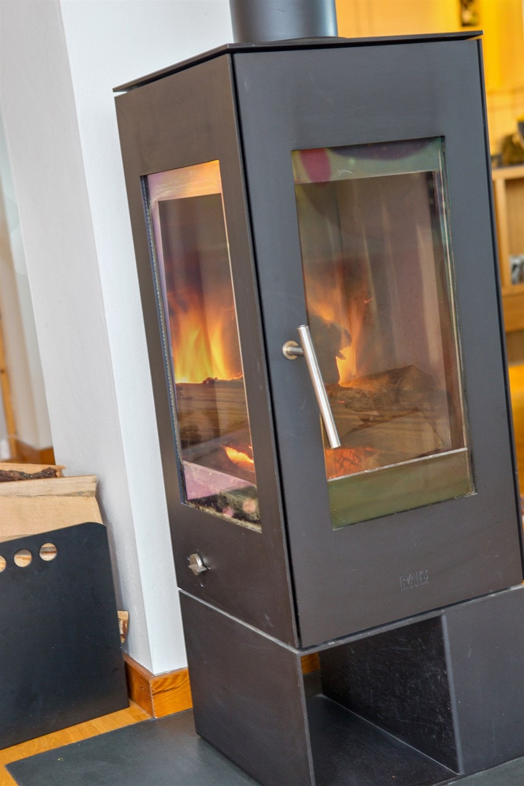 Rais Q-BIC peisovn for ekstra hygge og varme. Peisovn kan snus mot spisestue og sittegruppe Galleribilde