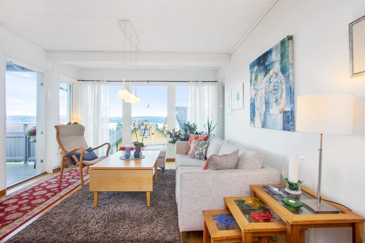 Stuen har store vindusflater som ivaretar herlige lysforhold, så vel som nydelig utsikt til Oslo og fjorden Galleribilde