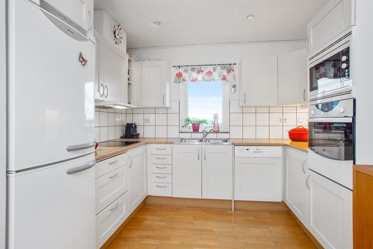 Lyst kjøkken. Godt med skuffer og skap Galleribilde