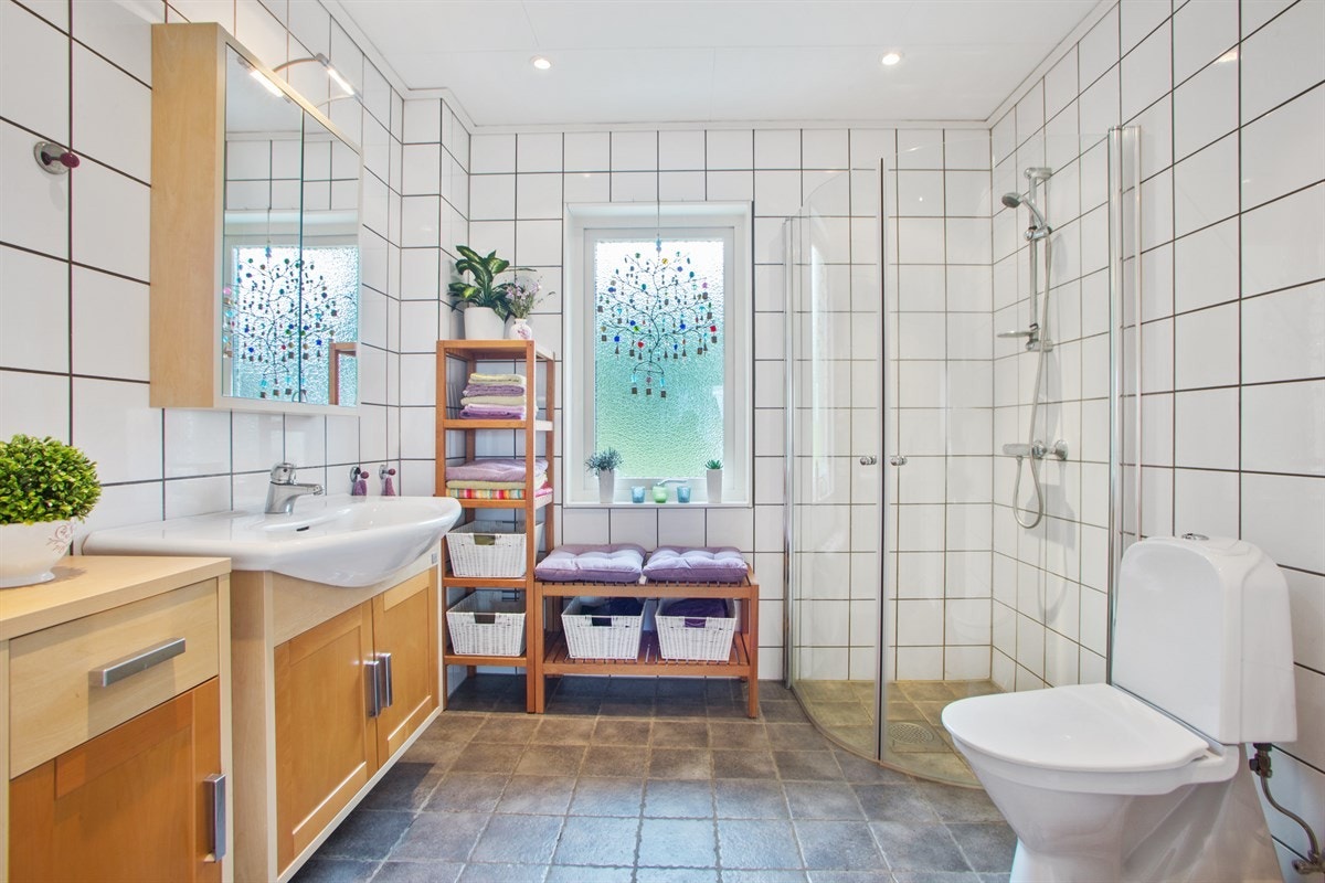 Lyst bad i 1. etasje Galleribilde