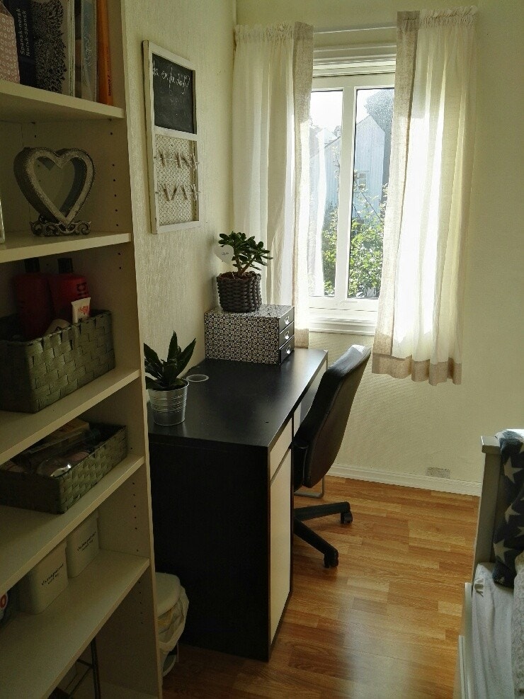 Not available/UTLEID: soverom 3, 2 etasje, ca 8 m2, . Rommet har også skrivebord, stol og garderobe. Seng som kan trekkes ut til dobbeltseng Galleribilde
