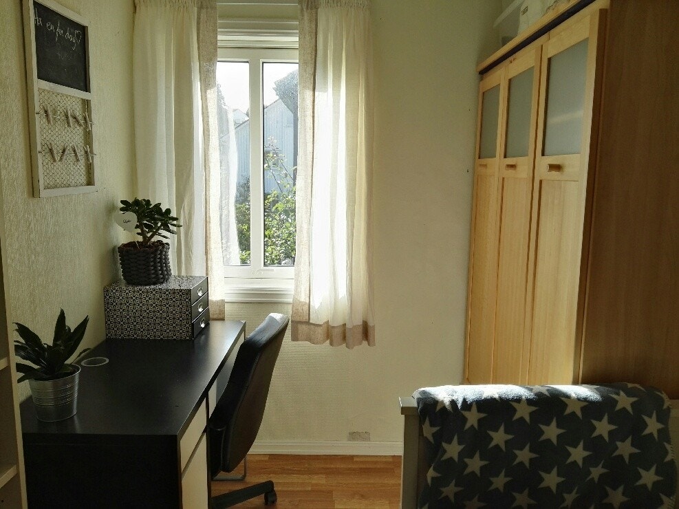 Not available/UTLEID: soverom 3, 2 etasje, ca 8 m2, . Rommet har også skrivebord, stol og garderobe. Seng som kan trekkes ut til dobbeltseng Galleribilde