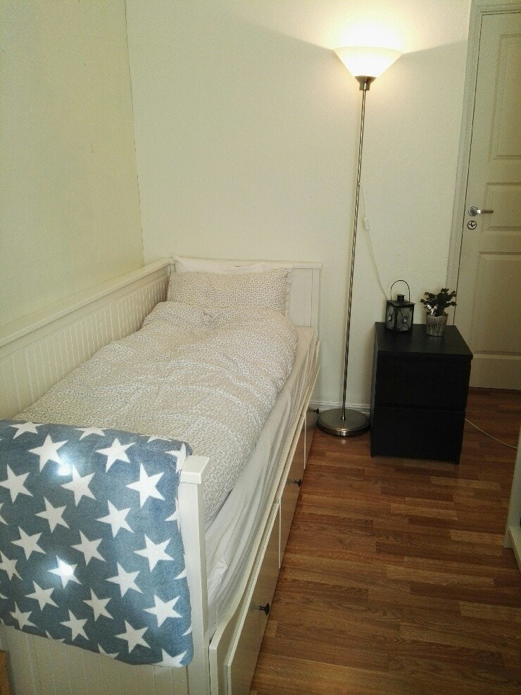 Not available/UTLEID: soverom 3, 2 etasje, ca 8 m2, . Rommet har også skrivebord, stol og garderobe. Seng som kan trekkes ut til dobbeltseng Galleribilde