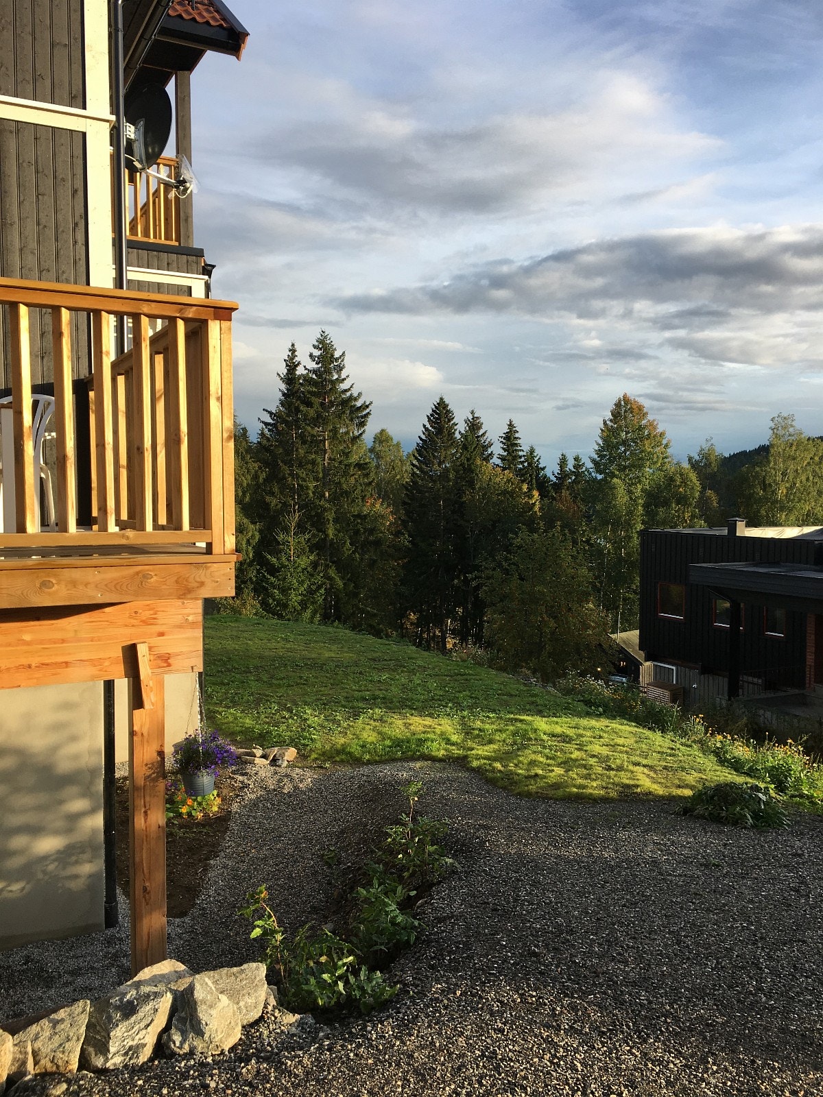 Tomt med grøntareal og utsikt mot Vorma. Galleribilde