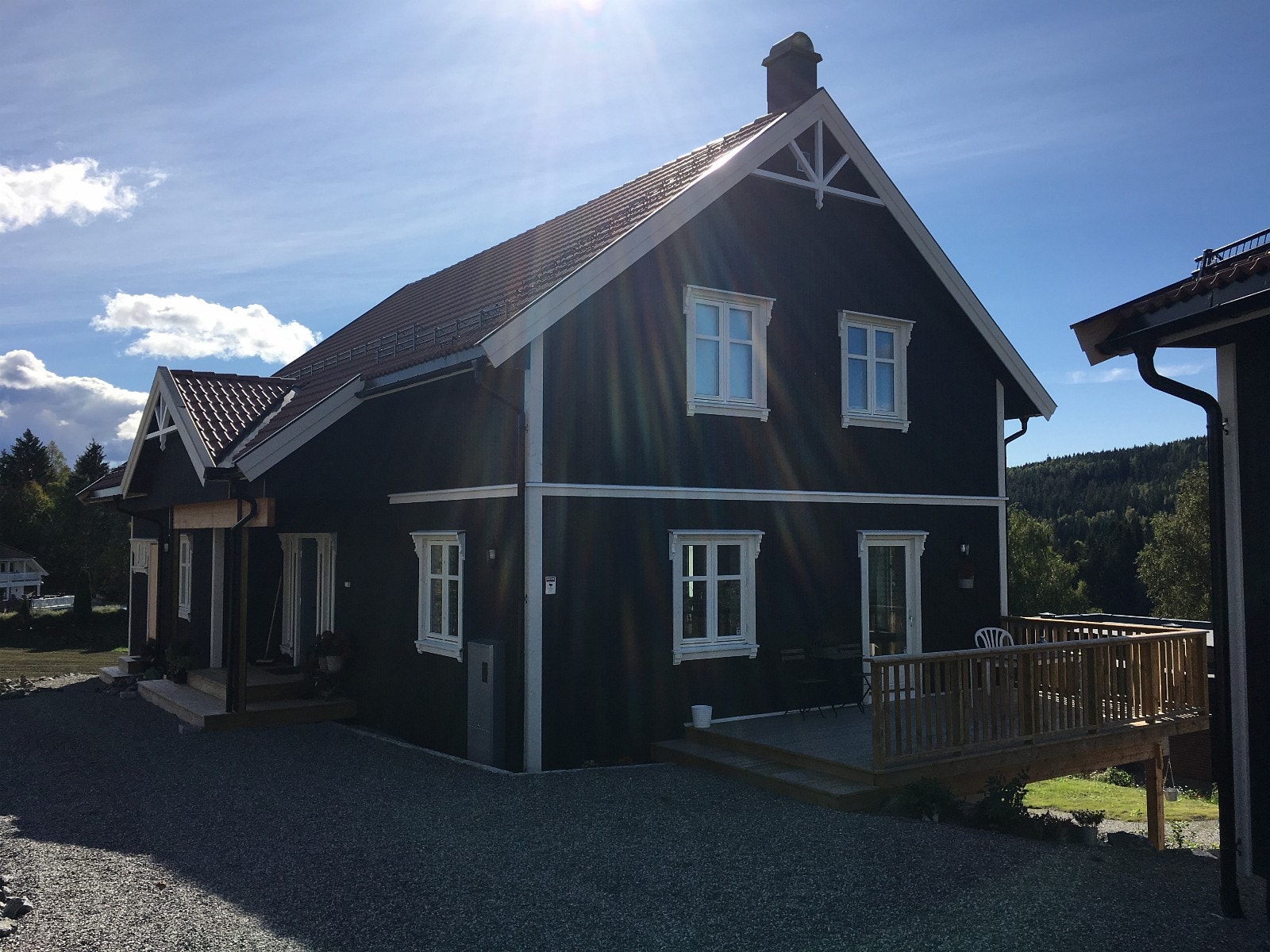 Sokkelleilighet i klassisk enebolig. Ankomst og gårdsplass. Galleribilde