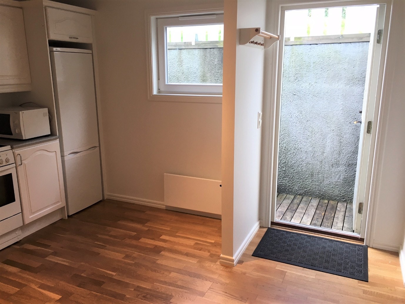 Inngangsparti (til kjøkken) med nytt vindu Galleribilde