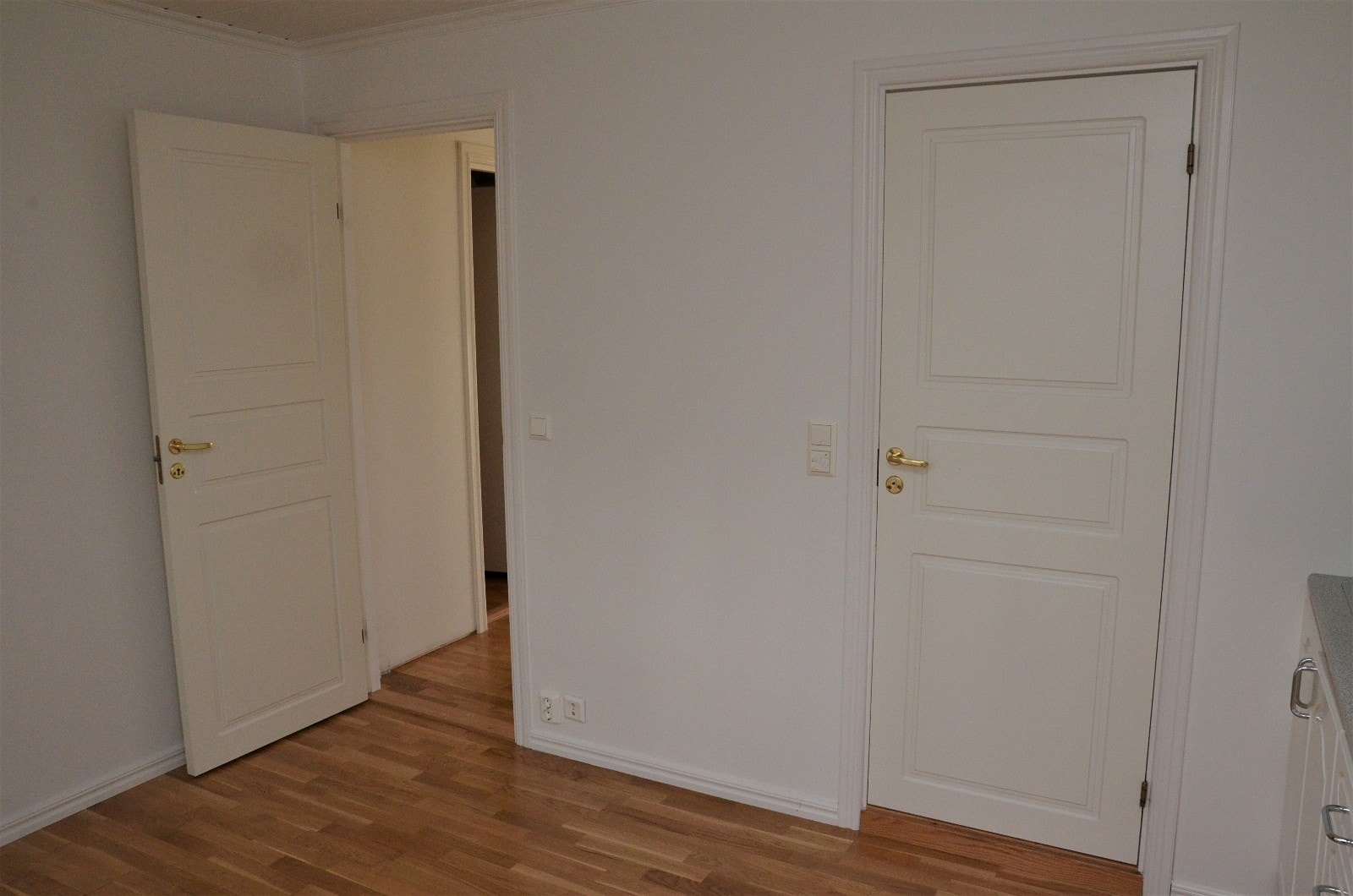 Inngang til stue og bad fra kjøkkenet Galleribilde