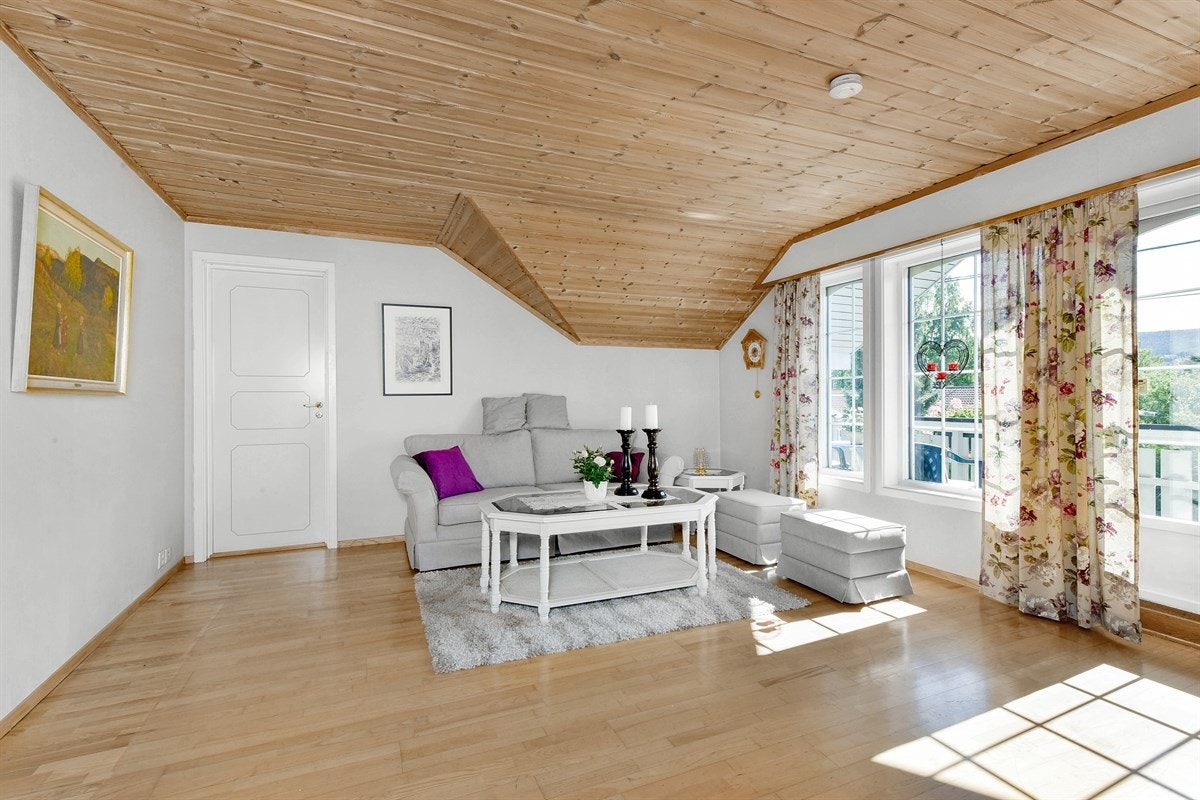 Loftetasjen har en trivelig stue med god plass for både sofagrupper og tv-møblement. Galleribilde