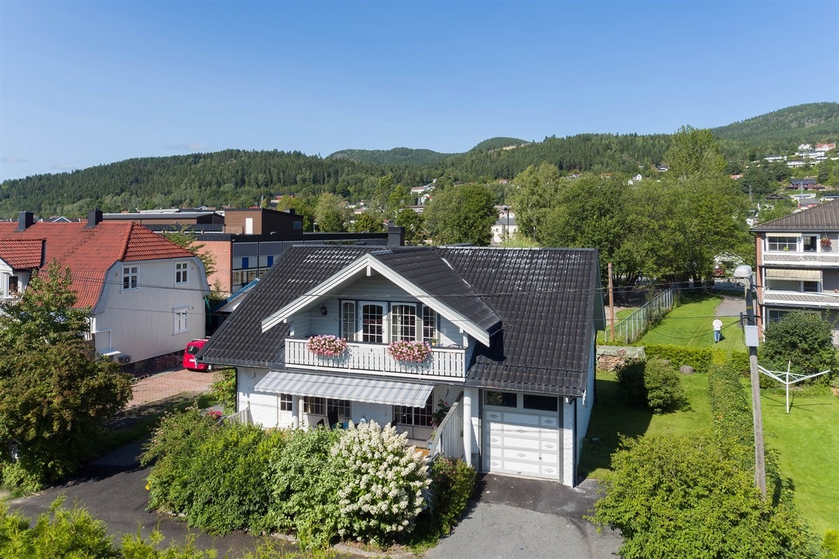Eiendommen har sol fra tidlig morgen til ca. 19.00-20.00 tiden om kvelden. Galleribilde