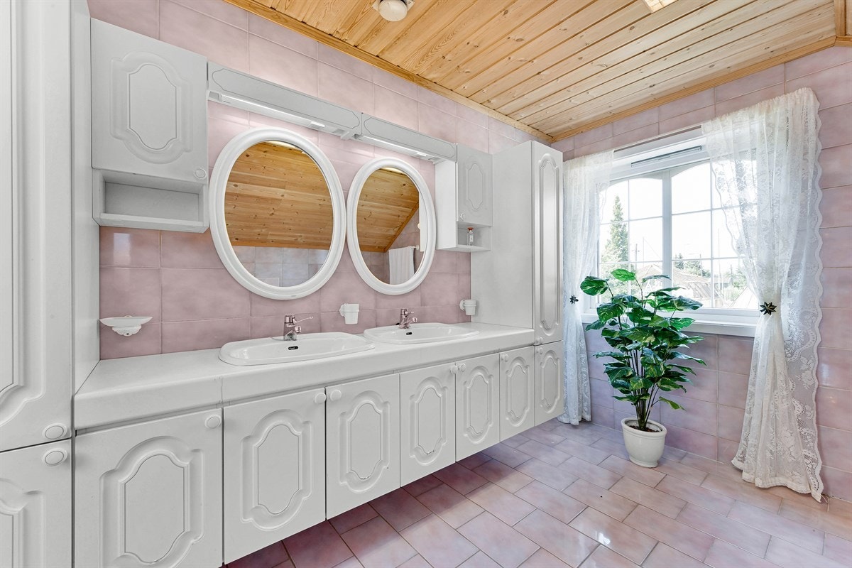 Badet i andre etasje har en romslig utforming, og byr på et meget innholdsrikt møblement med to nedfelte servanter. Galleribilde