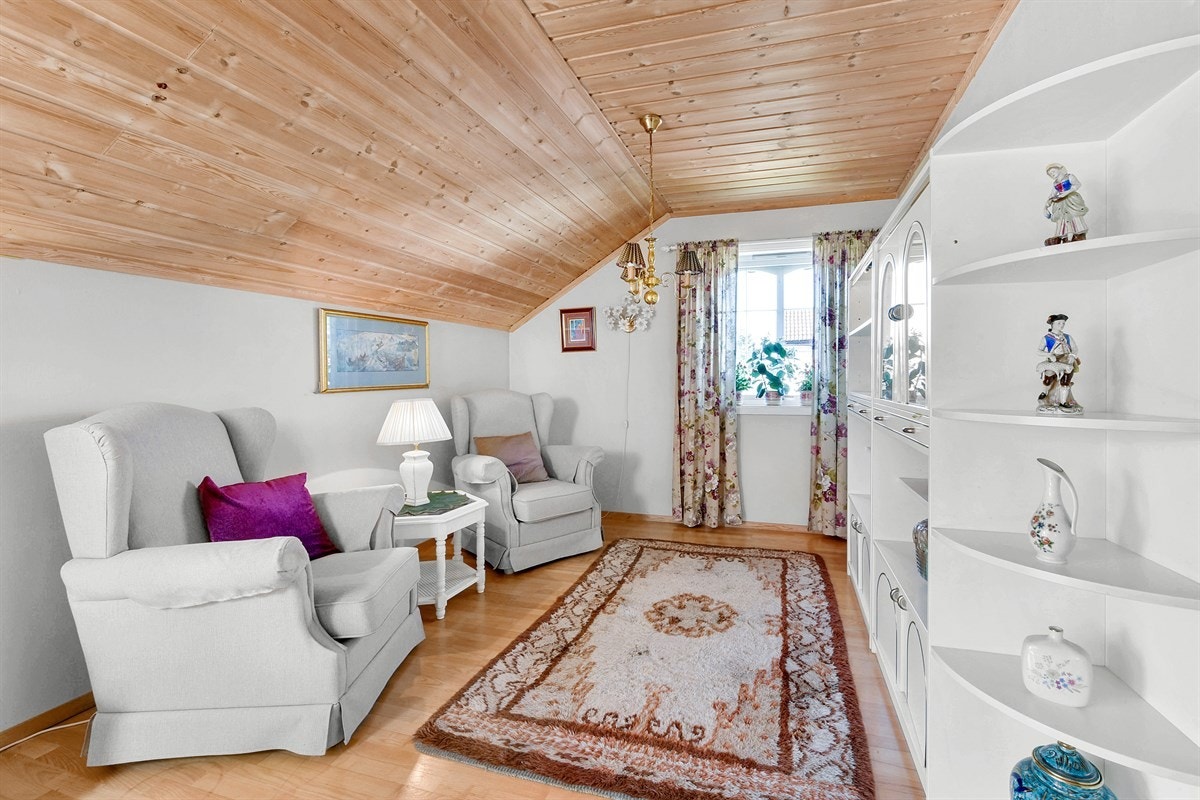 Loftstuen gir et meget godt supplement til hovedstuen, og ligger som et sosialt samlingspunkt utenfor fire av soverommene. Galleribilde