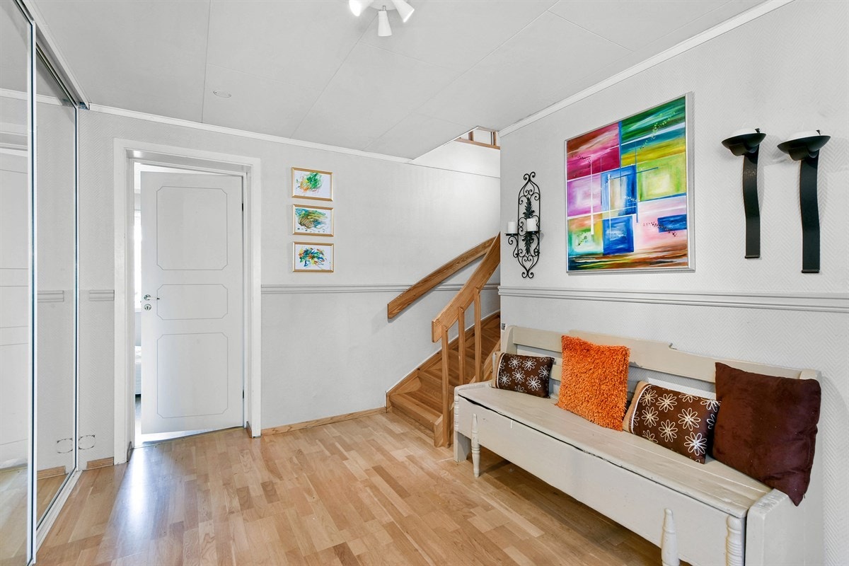 Boligen har for øvrig god lagringsplass med blant annet skyvedørsgarderobe i hallen. Galleribilde