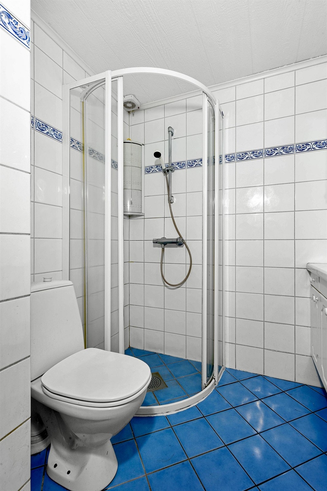 Badet i første etasje er utstyrt med fliser på gulv og vegg, gulvvarme og elektrisk avtrekksvifte. Galleribilde