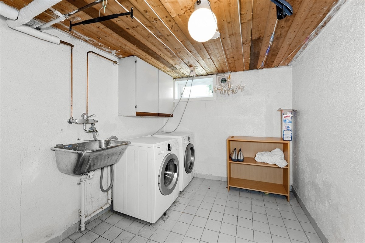 Vaskerommet ligger i kjelleren, og er utstyrt med fliser på gulv, sluk, vaskekum og benkeskap. Varmtvannsberederen er lokalisert her, og det er opplegg for vaskemaskin og tørketrommel. Galleribilde