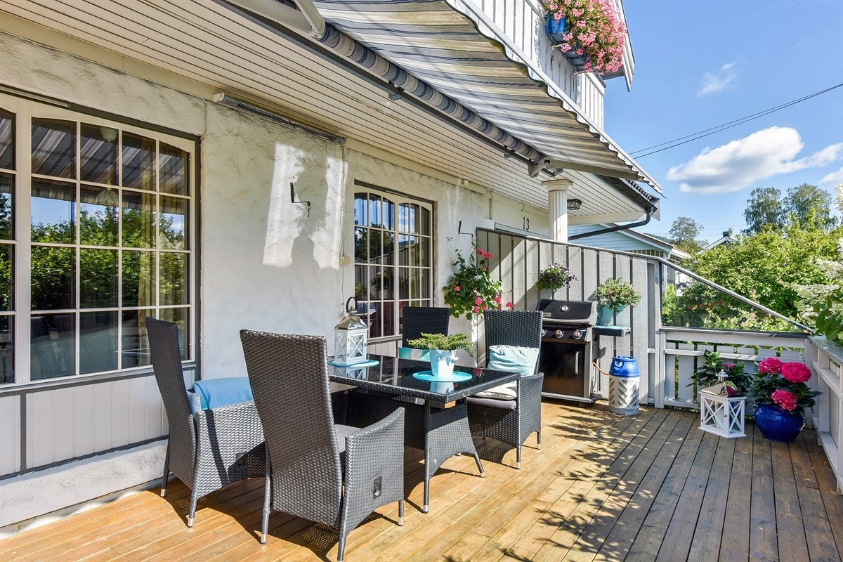 Fra stuen er det utgang til sydvendt terrasse på ca. 28 kvm med god plass for sittegruppe, grill og middagsgjester. Galleribilde