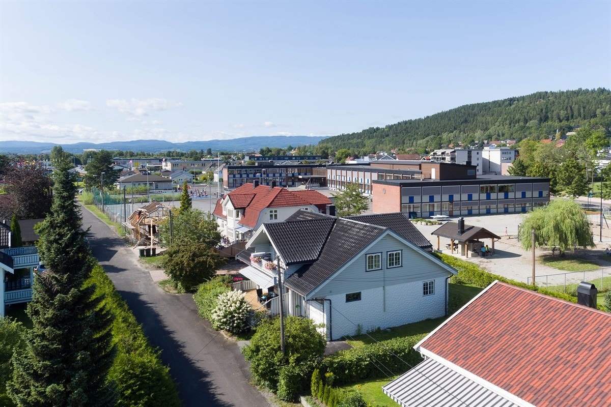 Klokkerveien 13 er en innholdsrik og familievennlig enebolig over to plan pluss kjeller. Galleribilde