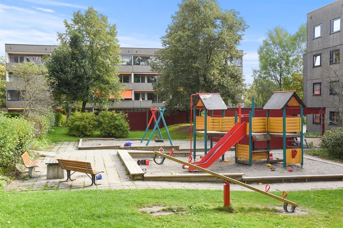 Flotte fellesarealer med lekeplass for de minste barna Galleribilde