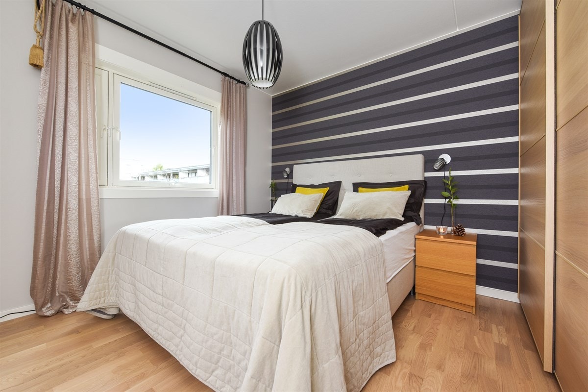 Romslig hovedsoverom med skyvedørsgarderobe. Galleribilde