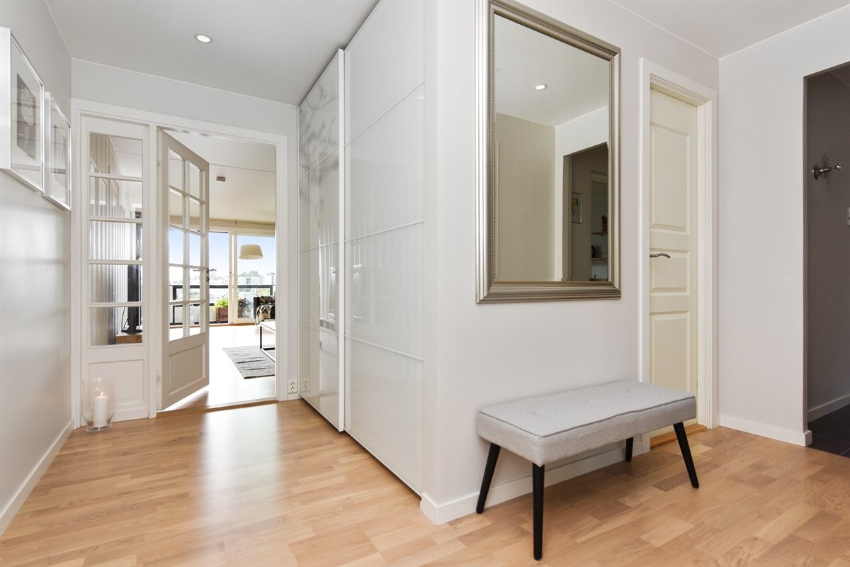 God gang med skyvedørsgarderobe. Galleribilde