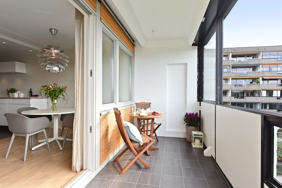 Stor overbygget og innglasset balkong på 10 kvm. som er orientert mot sydvest. Galleribilde