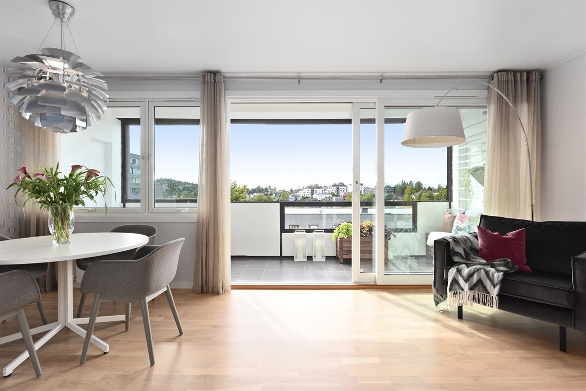 Stue med utgang til balkong via heve- og skyvedør Galleribilde