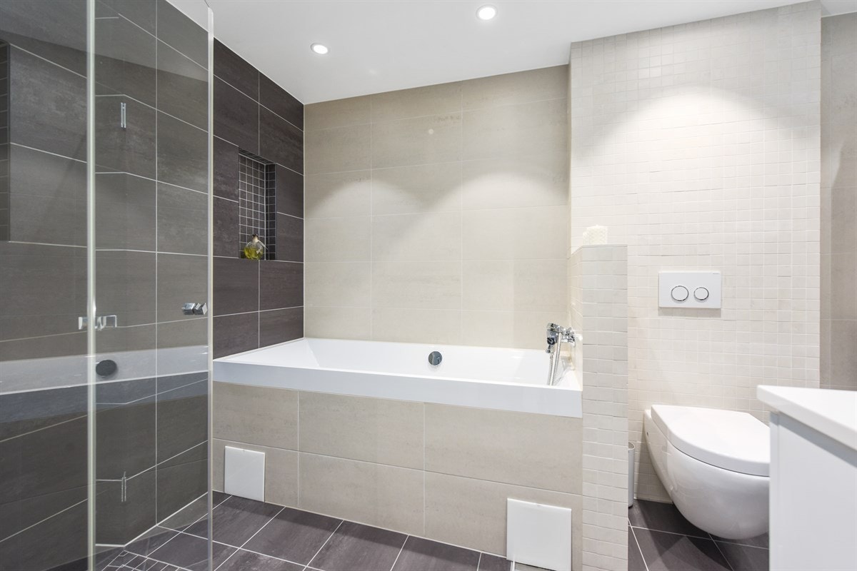 Delikat og utvidet bad med fliser på gulv og vegger. Malt himling med innfelte downlights. Elektrisk gulvvarme. Galleribilde