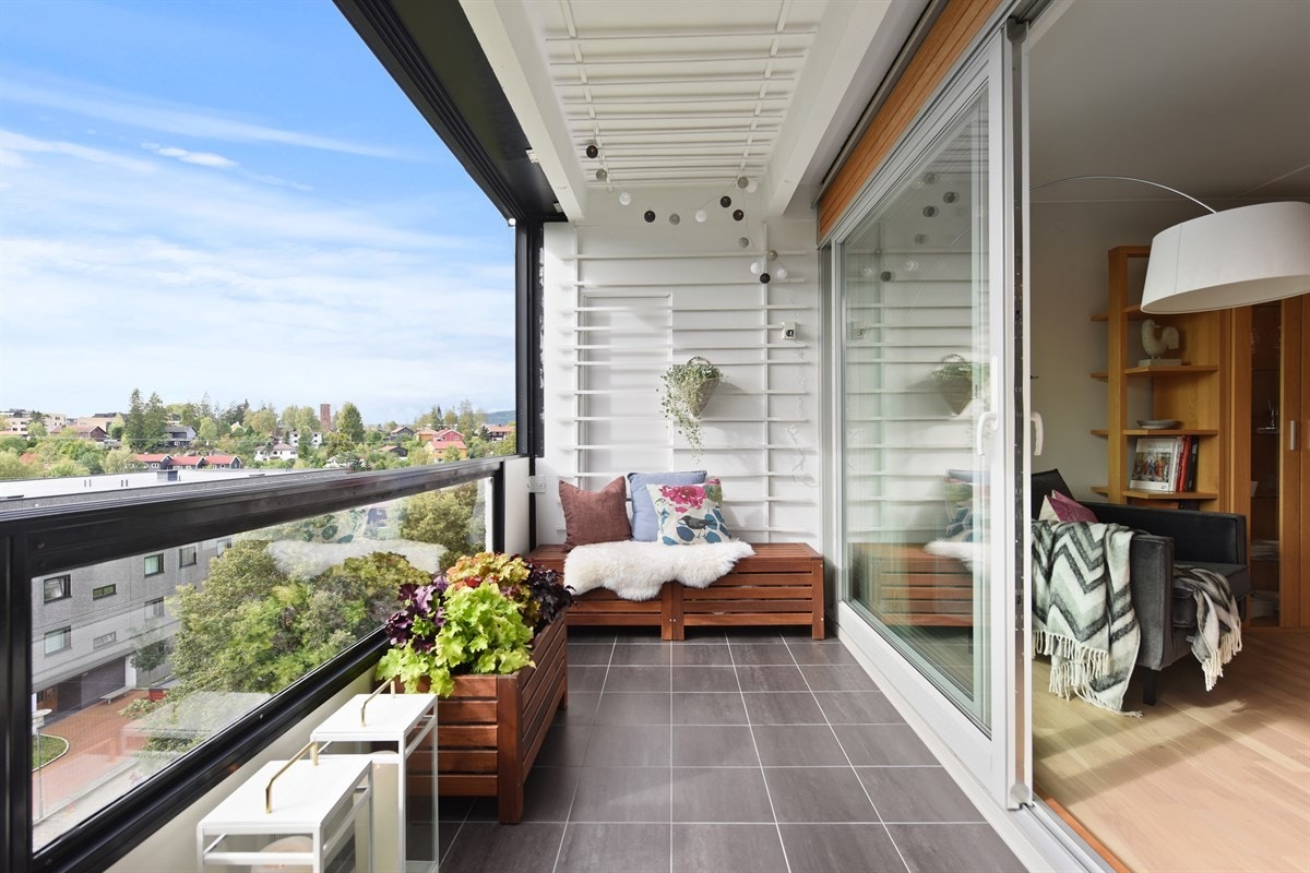 Meget hyggelig balkong med fliser på balkondekket. Balkongen er nymalt. Galleribilde