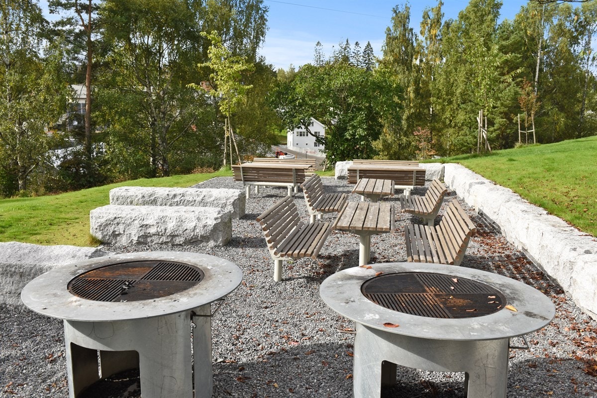 Fellesarealer med sittegrupper og grillplasser Galleribilde