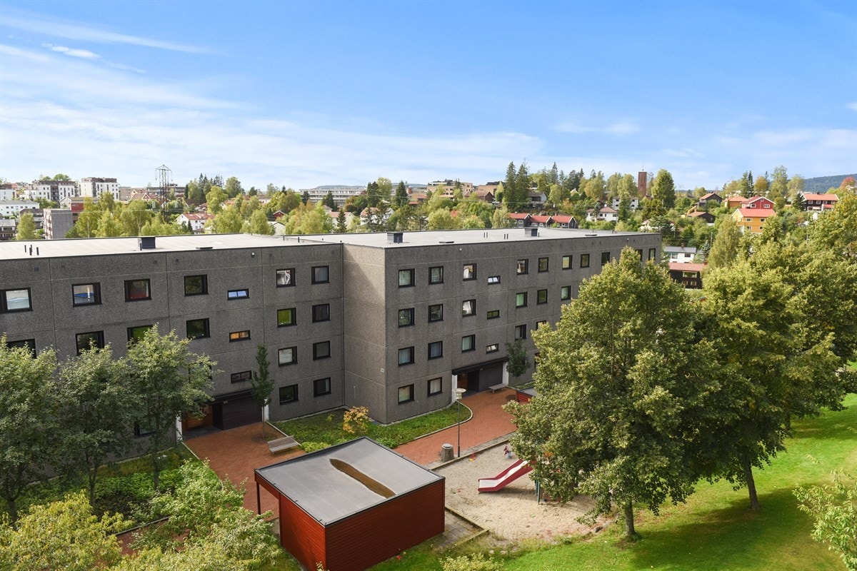 Balkongen ligger godt skjermet og har fin utsikt og gode solforhold. Terrassemarkise. Galleribilde