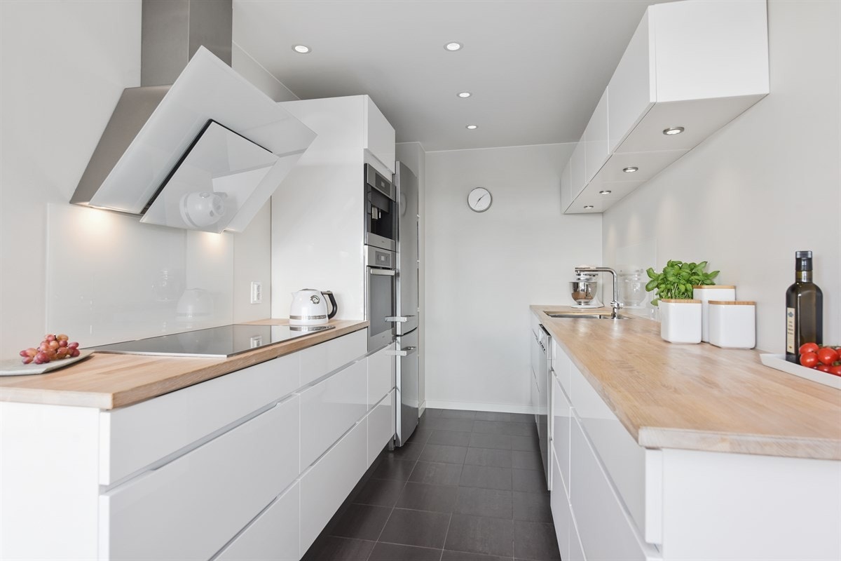 Tidsmessig og moderne innredning fra KVIK med heltre benkeplate og integrerte hvitevarer fra Miele Galleribilde