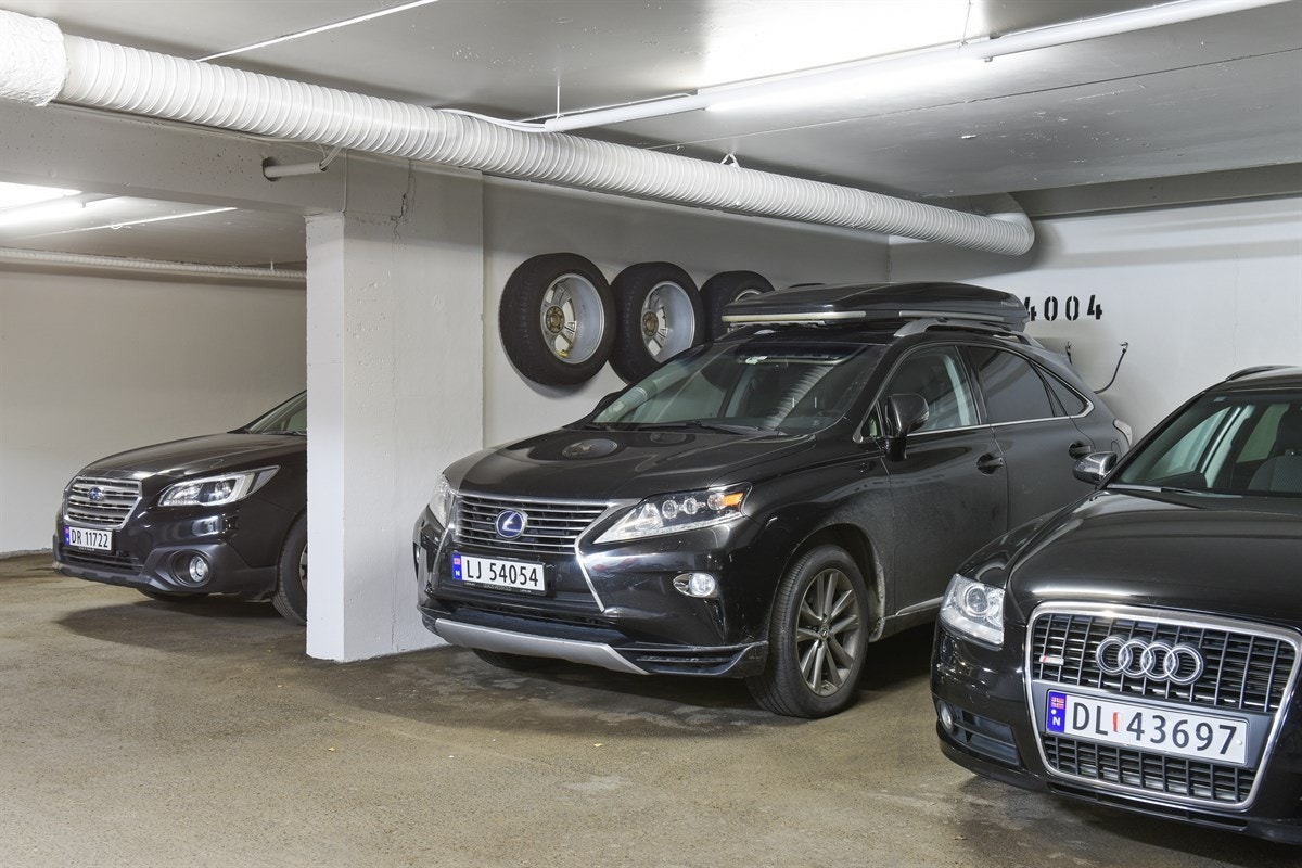 Fast garasjeplass i felles anlegg under blokken medfølger. Galleribilde