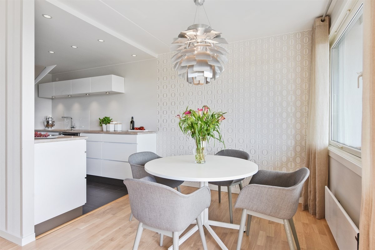 Kjøkken med god spiseplass Galleribilde