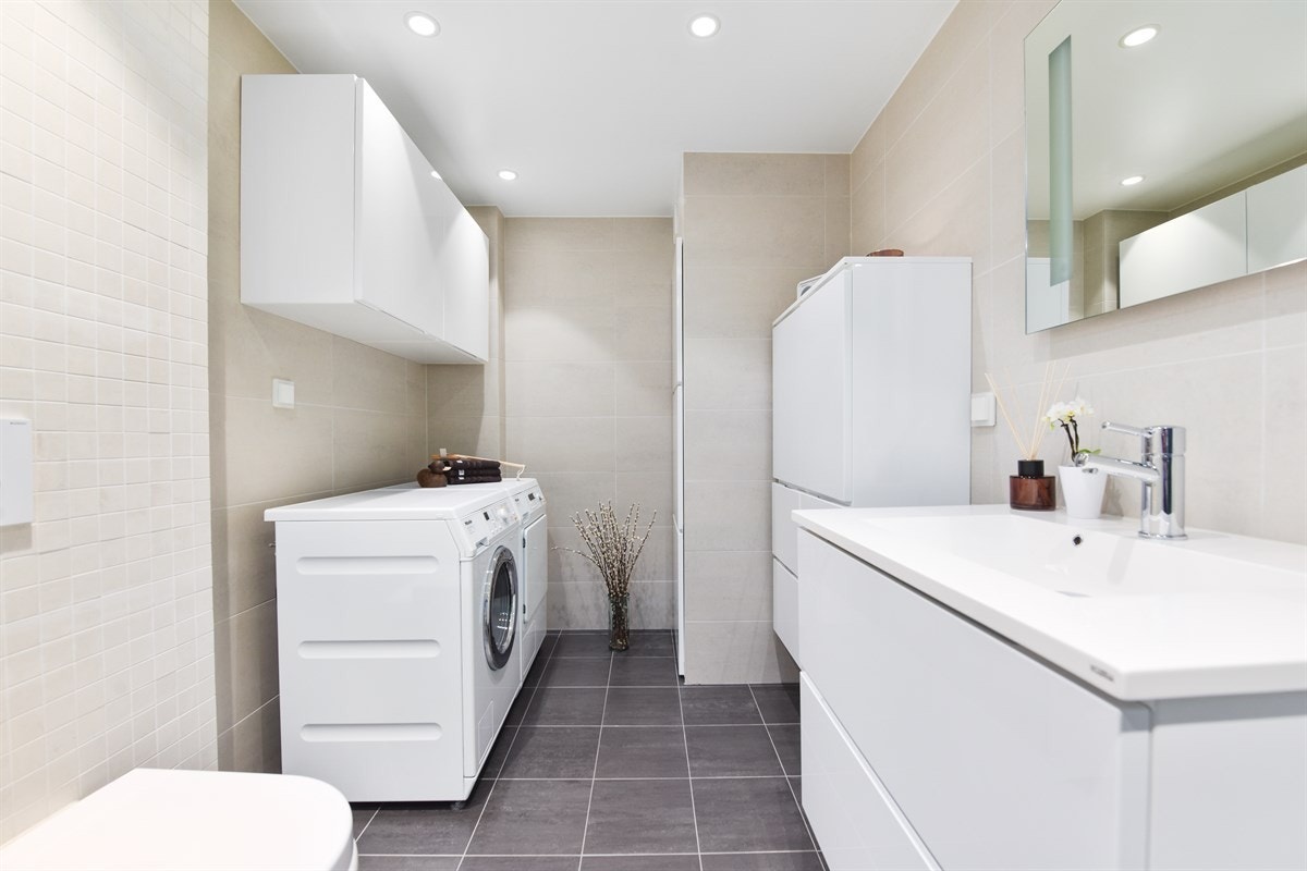 Bad med opplegg/plass for vaskemaskin og tørketrommel. Galleribilde