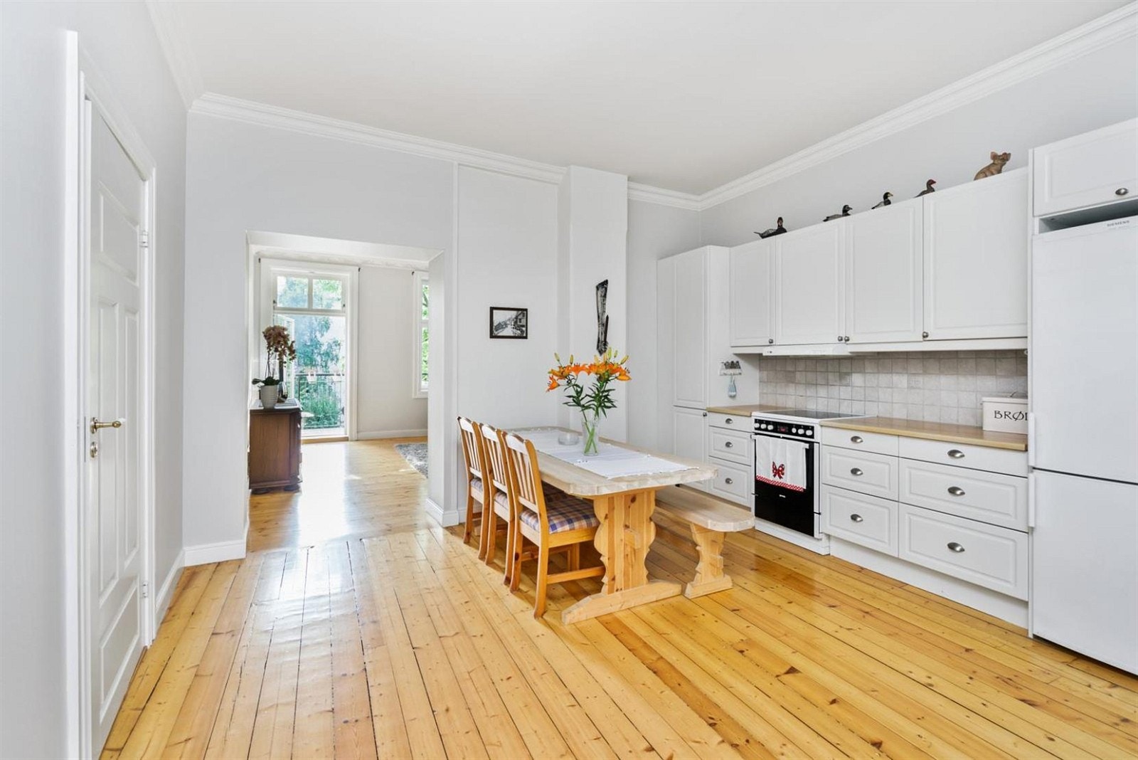 Stort kjøkken med plass til hele familien. Galleribilde