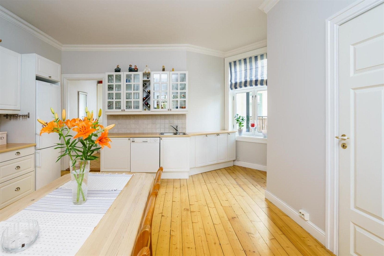 Stort kjøkken med innredning fra Norema. Galleribilde