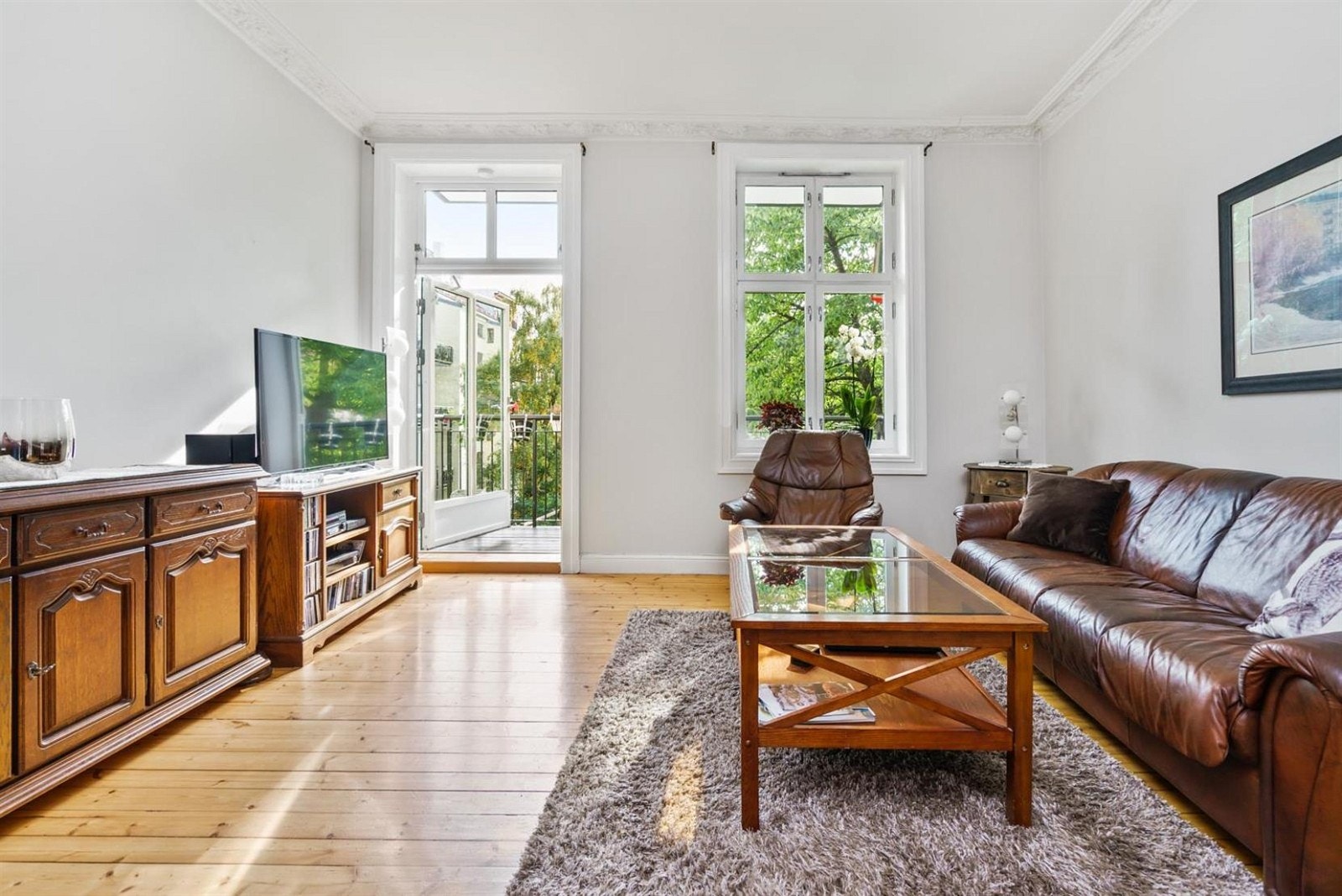 Stue med utgang til solrik balkong. Galleribilde