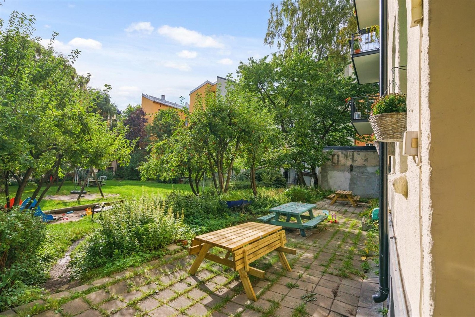 Solrikt og stort gårdsrom. Galleribilde