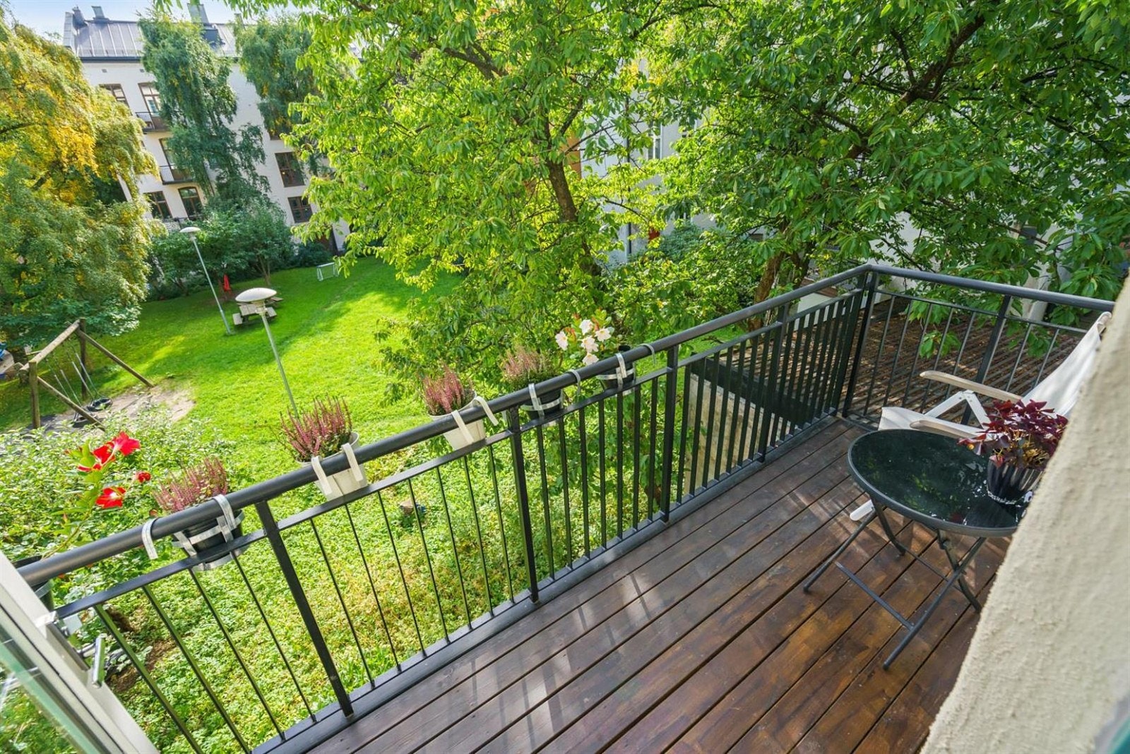Balkong mot solrikt og meget trivlig uteområde. Galleribilde