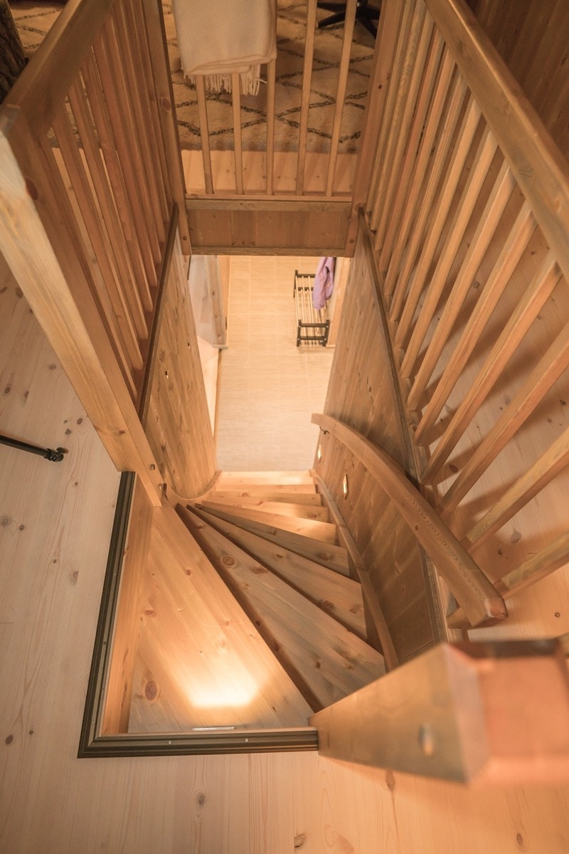 Adkomst til loftet fra entré. Stilig dimbar stemningsbelysning i trappen. Galleribilde