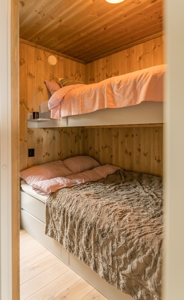 Gjesterom med adkomst fra gangen med plassbygd familiekøye og sengeplass for 3. Under trappen til loftet er det et romslig oppbevaringsrom med tilgang fra gjesterommet. Galleribilde