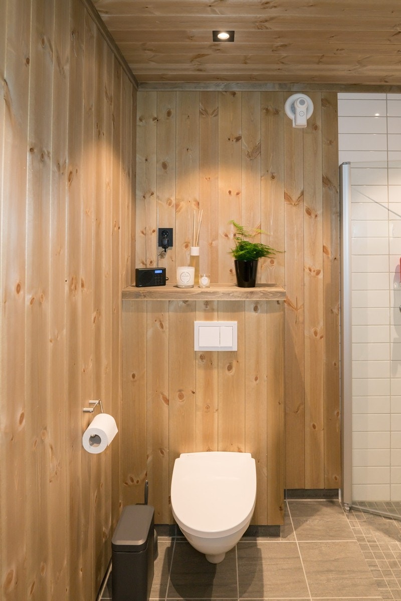 Romslig bad i stilig utførelse fra byggeår. Badet preges av stilrent og delikat materialvalg hvor den klassiske hyttestilen er ivaretatt. Galleribilde