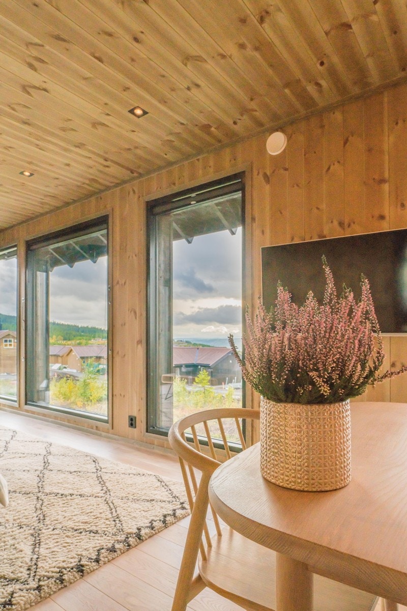 Fra stuen er det utgang til terrasseplattingen som kan skilte med fantastiske solforhold fra morgen til kveld. Galleribilde