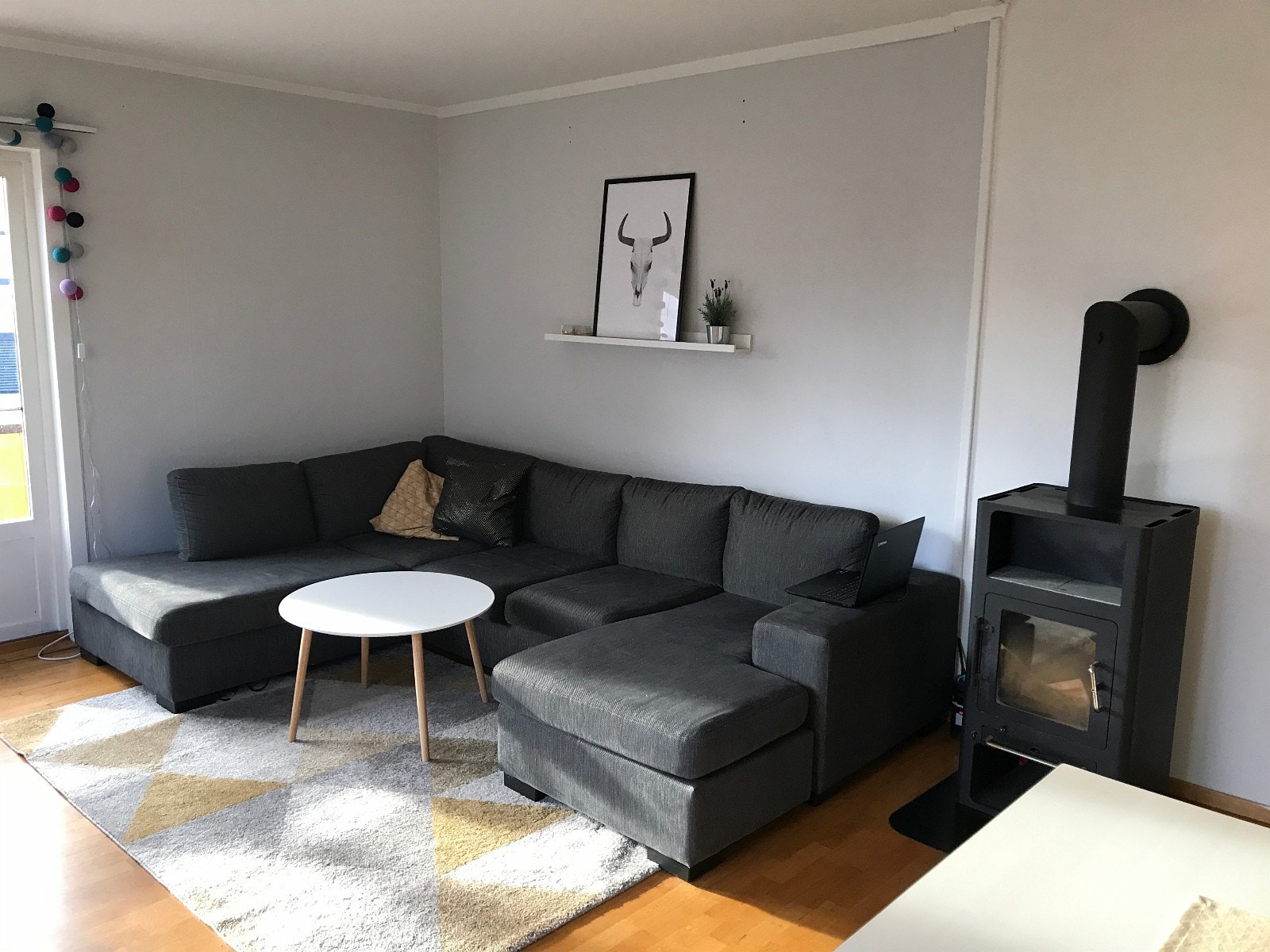 Stor og lys stue med vedovn Galleribilde