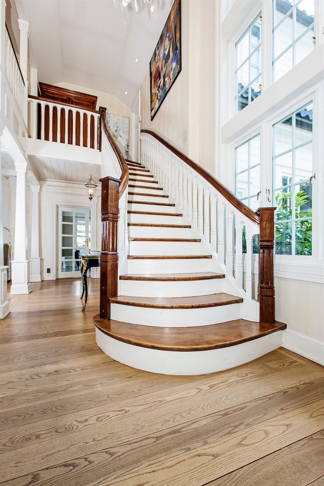 Herskapelig trapp til boligens 2. etasje Galleribilde