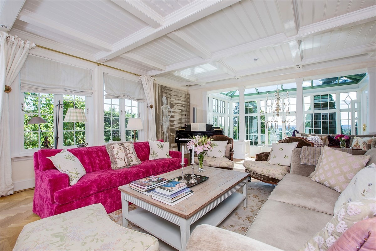 Stor dagligstue med nydelig utsikt og lekre detaljer Galleribilde