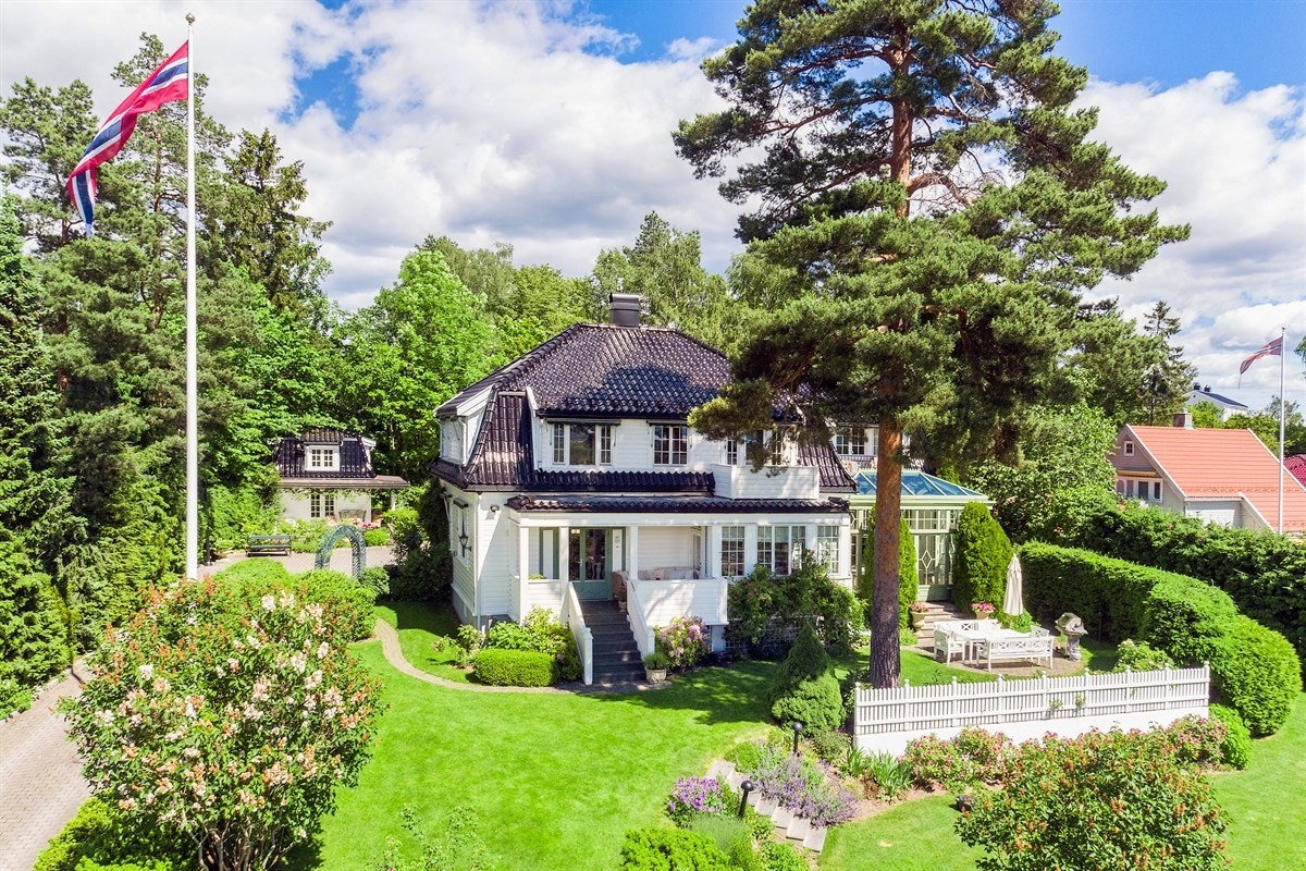 Stor parkmessig opparbeidet tomt helt skjermet mot innsyn Galleribilde