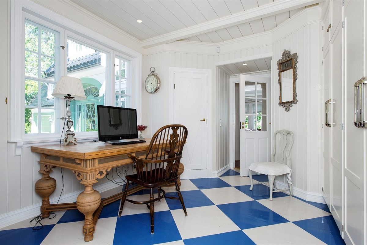 Kontorplass i mellomgang mellom kjøkken og dagligstue Galleribilde