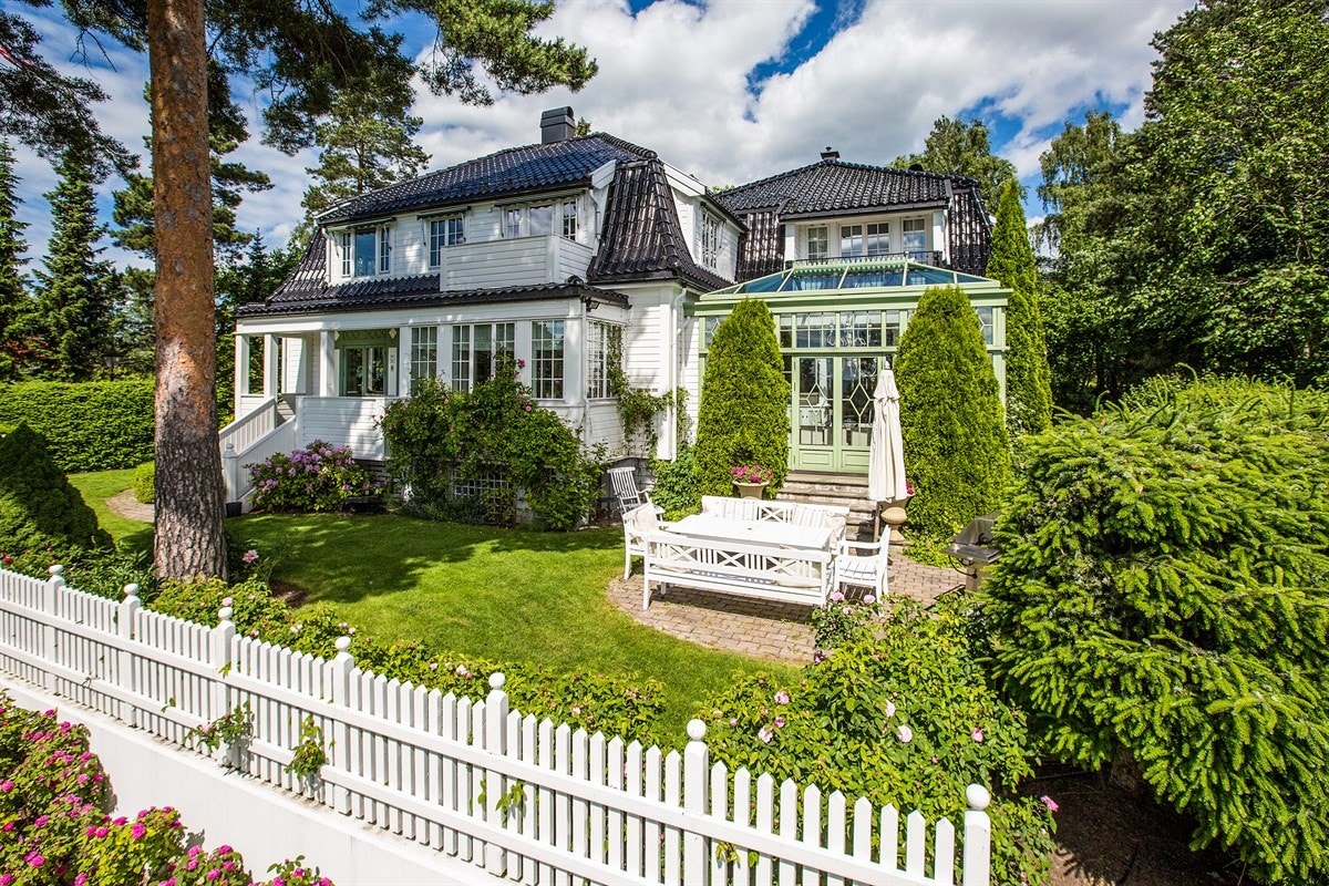 Utgang til terrasse med videre adkomst til hage fra vinterhagen Galleribilde